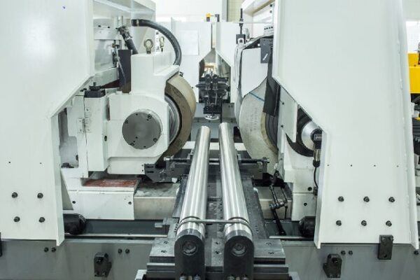 Through-Feed-Centerless-Grinder-Machine